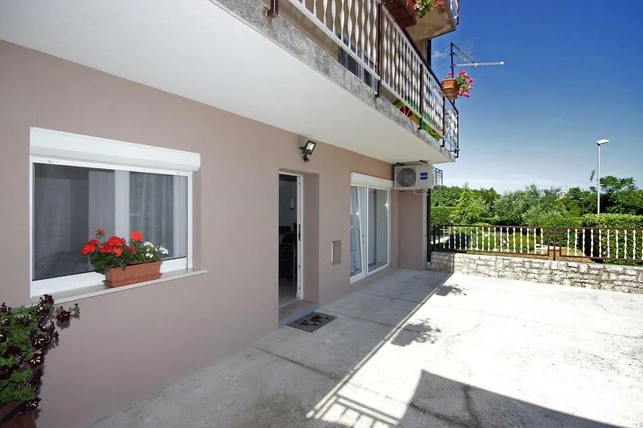 Apartment Alet Pola 0*,  Croazia