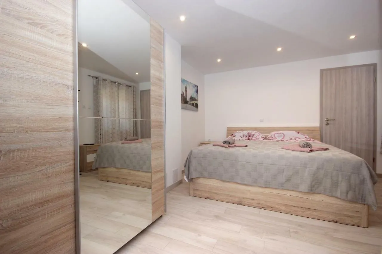 Apartment Alet Pola