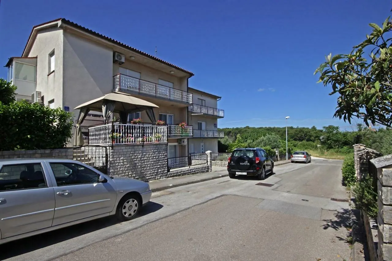 Apartment Alet Pola 0*,